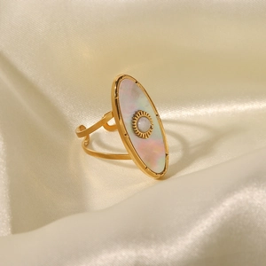 Détail de bague en acier inoxydable doré 18 carats avec nacre ovale sur soie