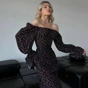Elegante abito lungo nero a fiori con spalle scoperte e maniche a sbuffo lunghe