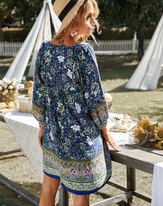 Vue arrière extérieure d'une robe bohème bleu foncé à fleurs avec imprimé ethnique