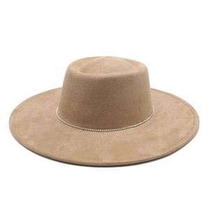 Chapeau boater minimaliste en daim camel avec bord large et garniture en strass
