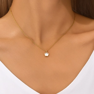 Gros plan d'un collier en argent S925 doré avec pendentif fleur en nacre blanche