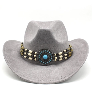 Détail du chapeau de cow-boy en daim gris avec pierre turquoise et bandeau perlé tressé