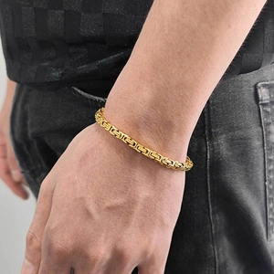 Dettaglio del bracciale a catena bizantina da 4mm in acciaio inossidabile oro 18K