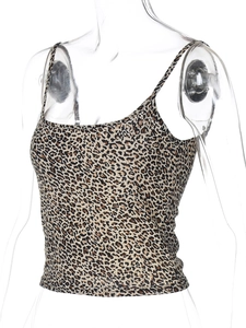 Dettaglio ravvicinato della trama leopardata e del tessuto a maglia del top corto