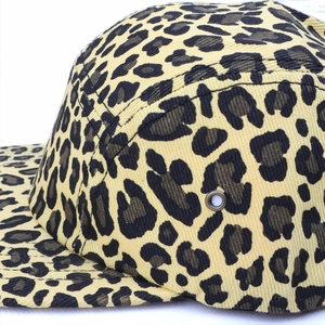 Detail der Leopard-Print 5-Panel-Cap mit Bronze-Ösen und Baumwoll-Twill-Struktur