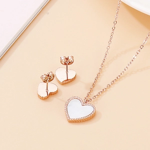 Nahaufnahme des herzförmigen Muschel-Schmucksets mit roségoldenem Perlenrand