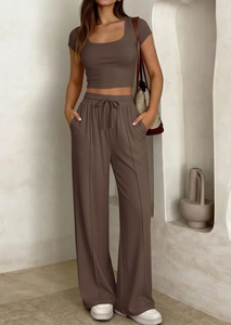 Détail d'un ensemble deux pièces marron en maille côtelée avec crop top et pantalon large