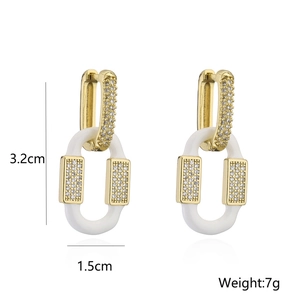 Dettaglio orecchini placcati oro 18K con smalto bianco e zirconi, dimensioni 3,2 cm