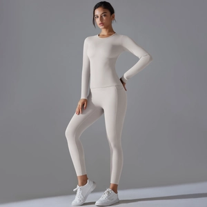 Détail de l'ensemble de yoga crème à manches longues et legging en tissu brossé doux