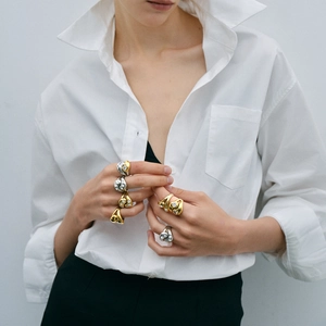 Anelli in acciaio inossidabile 18K oro e argento con zircone bianco indossati da modella