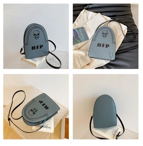 Vue détaillée du sac à bandoulière en forme de tombe avec imprimé RIP et crâne