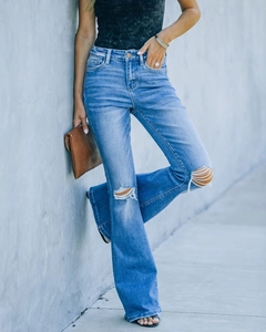 Détail du jean évasé à taille haute avec déchirures aux genoux pour femmes