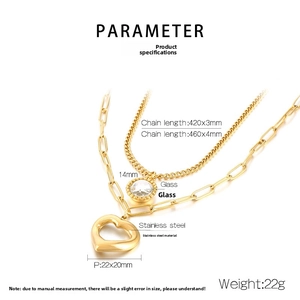 Dettaglio collana a strati in acciaio dorato con cristallo 14mm e ciondolo a cuore 22mm