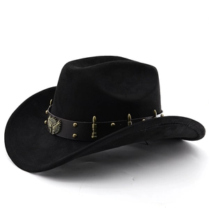 Dettaglio cappello da cowboy nero con emblema aquila bronzo e borchie a proiettile decorati