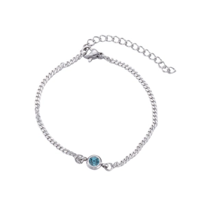 Dettaglio del bracciale in acciaio con pietra portafortuna blu e chiusura a moschettone