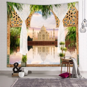 Detail eines Wandteppichs mit Taj Mahal Fenstermotiv und tropischen Palmenblattakzenten