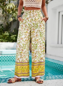 Détail du motif floral jaune et vert sur le pantalon d'été fluide à jambes larges