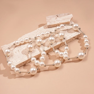 Détail de l'ensemble collier triple rang de perles et billes dorées sur pierre