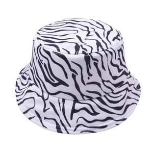 Detailansicht eines Fischerhuts mit Zebra-Muster in klassischem Schwarz-Weiß-Textildesign
