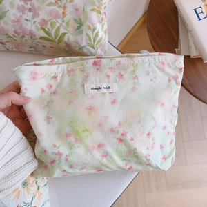 Détail de la trousse de toilette en coton à fleurs avec étiquette simple wish et motifs