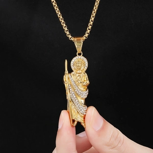 Gros plan du pendentif Saint-Jude plaqué or avec zircons étincelants sur chaîne box