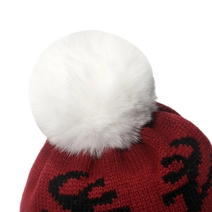 Detailansicht der burgunderroten Strickmütze mit Rentier-Muster und flauschigem weißem Pompon