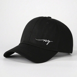 Gros plan de la broderie blanche NY de qualité sur une casquette de baseball noire en coton