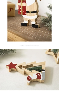 Détail d'ornements de Noël nordiques en bois avec Père Noël et sapin sur étagère