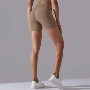 Détail du short de yoga sans couture taille haute avec effet push up fessier en marron