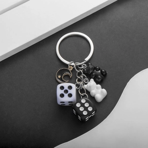 Simpatico portachiavi in resina con orsetto dadi e luna bianco e nero con anello in metallo