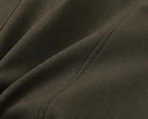 Vue macro détaillée de la texture du tissu vert olive avec des coutures précises
