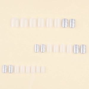 Faux ongles carrés courts avec paillettes argentées, rayures et finition blanc crème