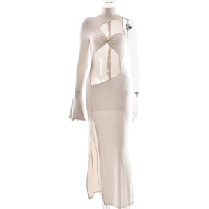 Dettaglio dell'abito lungo beige con cut-out, monospalla e spacco sulla vita