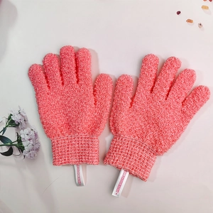 Detailansicht rosa Peeling-Handschuhe mit elastischem Bund und Aufhängeschlaufen