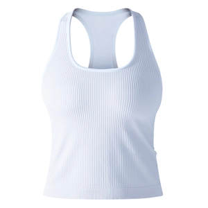 Détail de la texture côtelée blanche et du dos nageur sur le débardeur de yoga sport