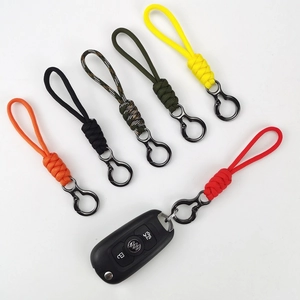 Porte-clés en paracorde tressée à la main en couleurs variées avec boucles en métal