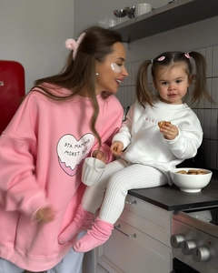 Gros plan de sweat-shirts assortis rose et blanc avec broderie russe et texte Mini brodé