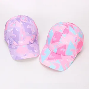 Detailansicht von rosa und lila Mädchen-Baseballkappen mit Herz- und Geometriemustern