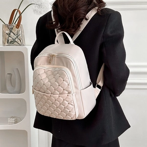 Zaino trapuntato beige chic con borchie dorate e grande capacità da donna