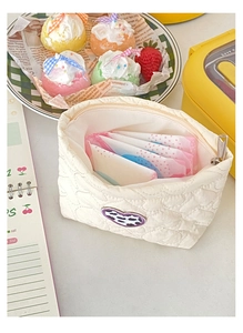 Pochette trapuntata bianco avorio con cuore viola e scomparto per prodotti per l'igiene