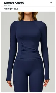 Détail du haut de yoga bleu minuit avec fronces à la taille et poches sur le legging