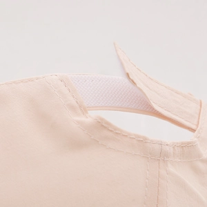 Detail der verstellbaren elastischen Lasche und Klettverschluss am Baby-Sonnenhut