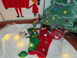 Dettaglio delle calze natalizie festive rosse e verdi con confezione regalo speciale