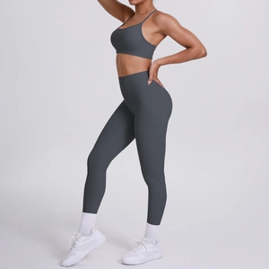 Detailansicht des Nylon-Yoga-Sets mit hoch taillierter Leggings und anthrazitfarbenem Sport-BH