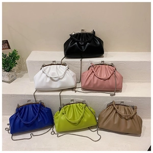 Vue détaillée de pochettes nuage en six couleurs avec bandoulières en chaîne métal