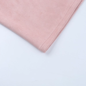 Detailansicht der rosa Wildledertextur mit hochwertiger Nahtverarbeitung am Saum