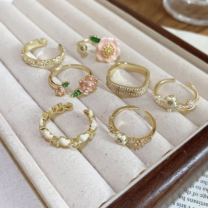 Ensemble de bagues fleurs plaquées or avec émail rose, nacre et pierres de zircon cubique