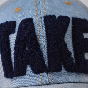 Berretto da baseball in denim blu con ricamo 3D TAKE e cuciture gialle a contrasto