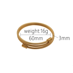 Details des vergoldeten mehrlagigen Armreif mit 60mm Durchmesser und 16g Gewicht