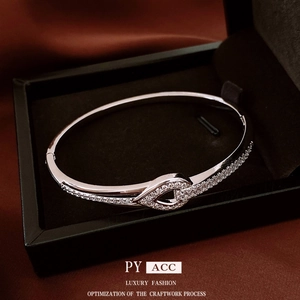 Bracelet jonc argenté goutte d'eau avec zircons pavés dans un coffret cadeau chic